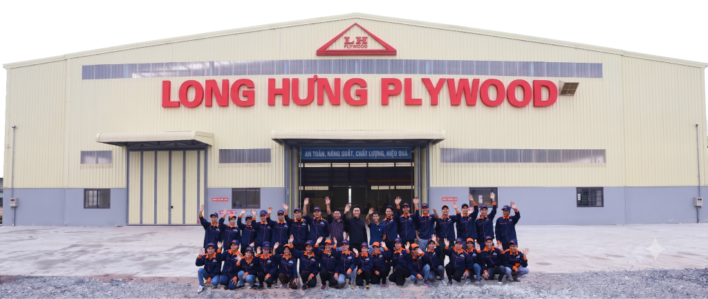 Đội ngũ Long Hưng Plywood trước nhà máy